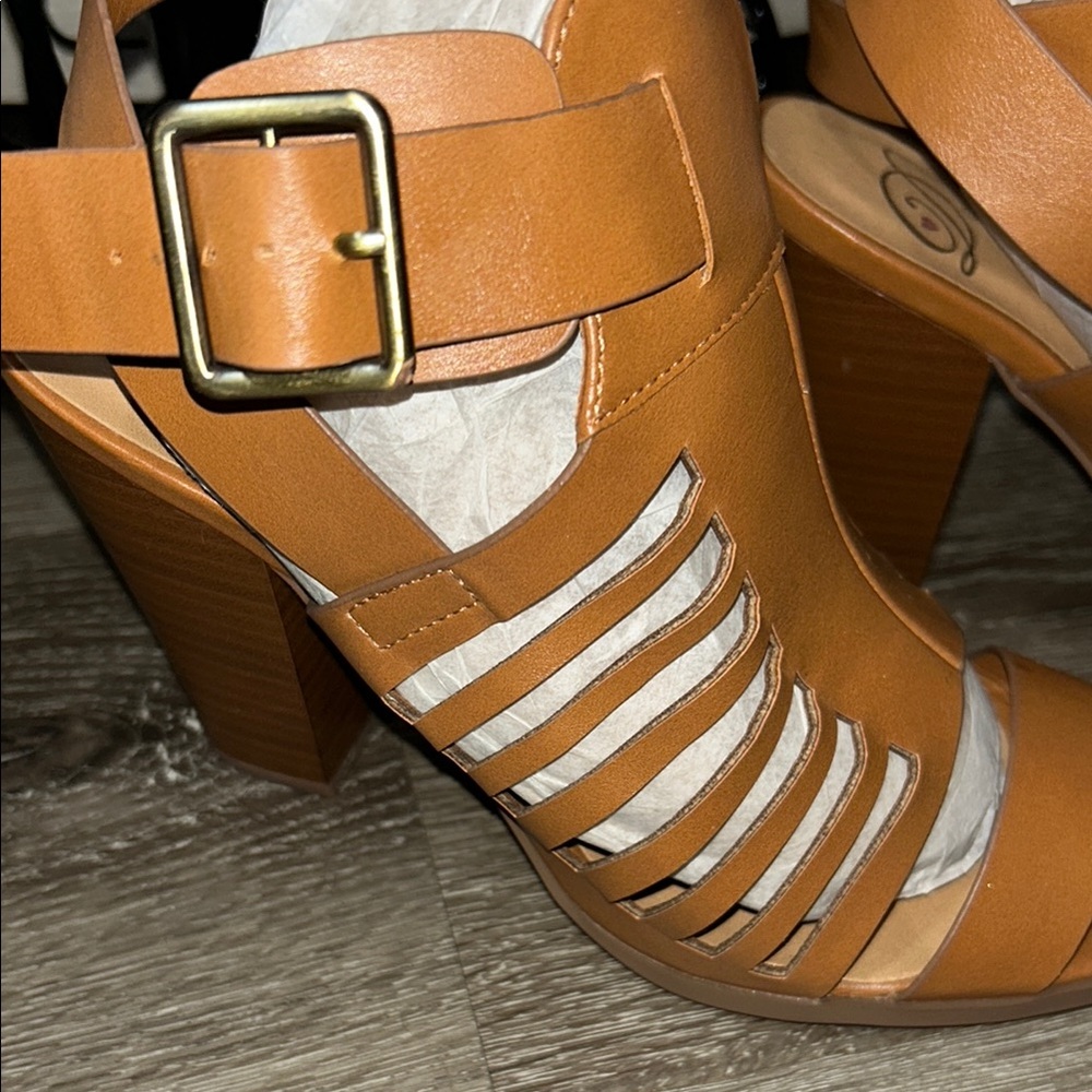 Delicious Tan Heels with Open-Toe Design - Picture 5 of 9